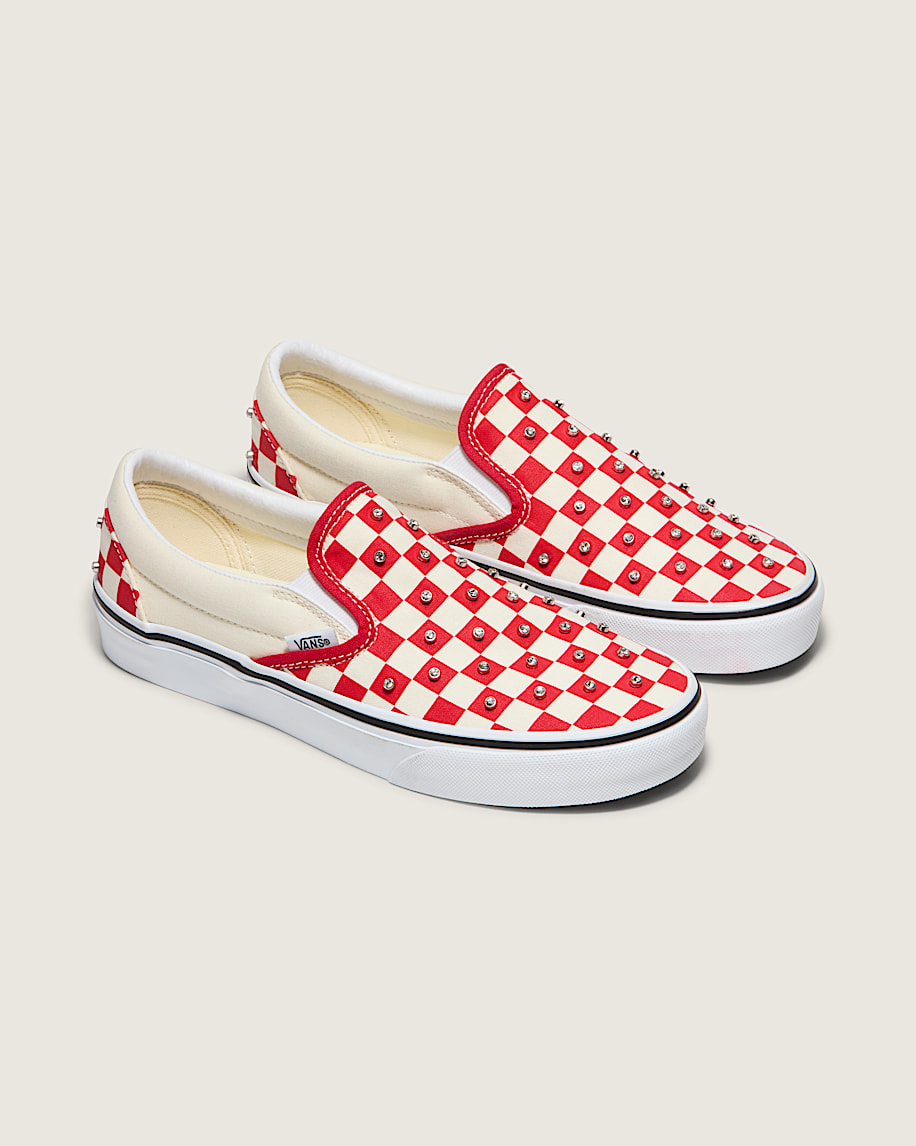 klassischer schlupfschuh mit schachbrettmuster