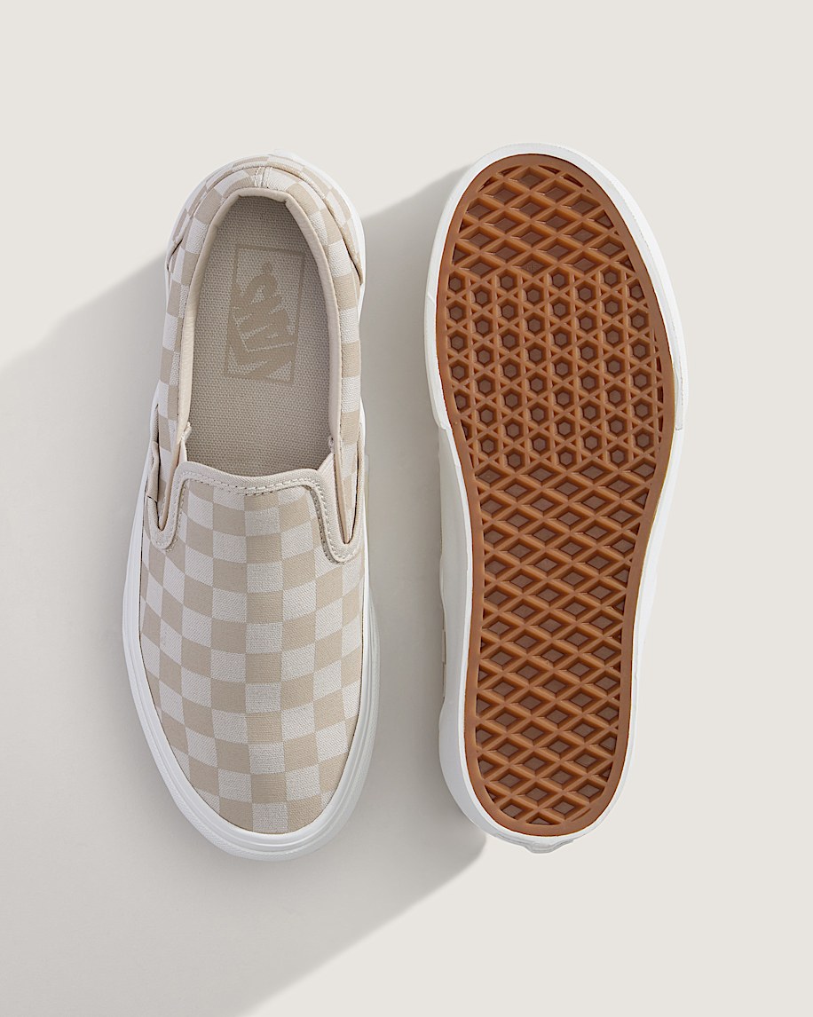 klassischer slip-on-plateau-schuh mit schachbrettmuster