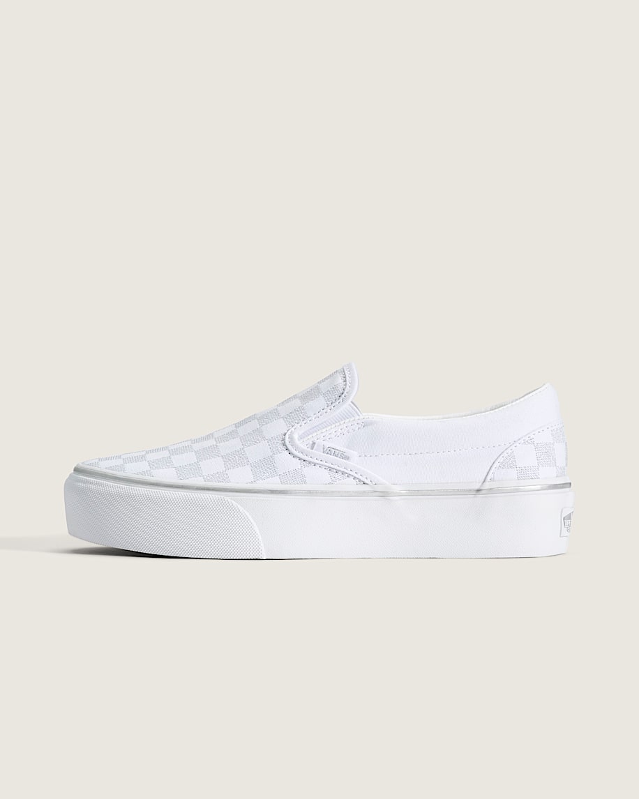 klassischer slip-on-plateau-schuh mit schachbrettmuster