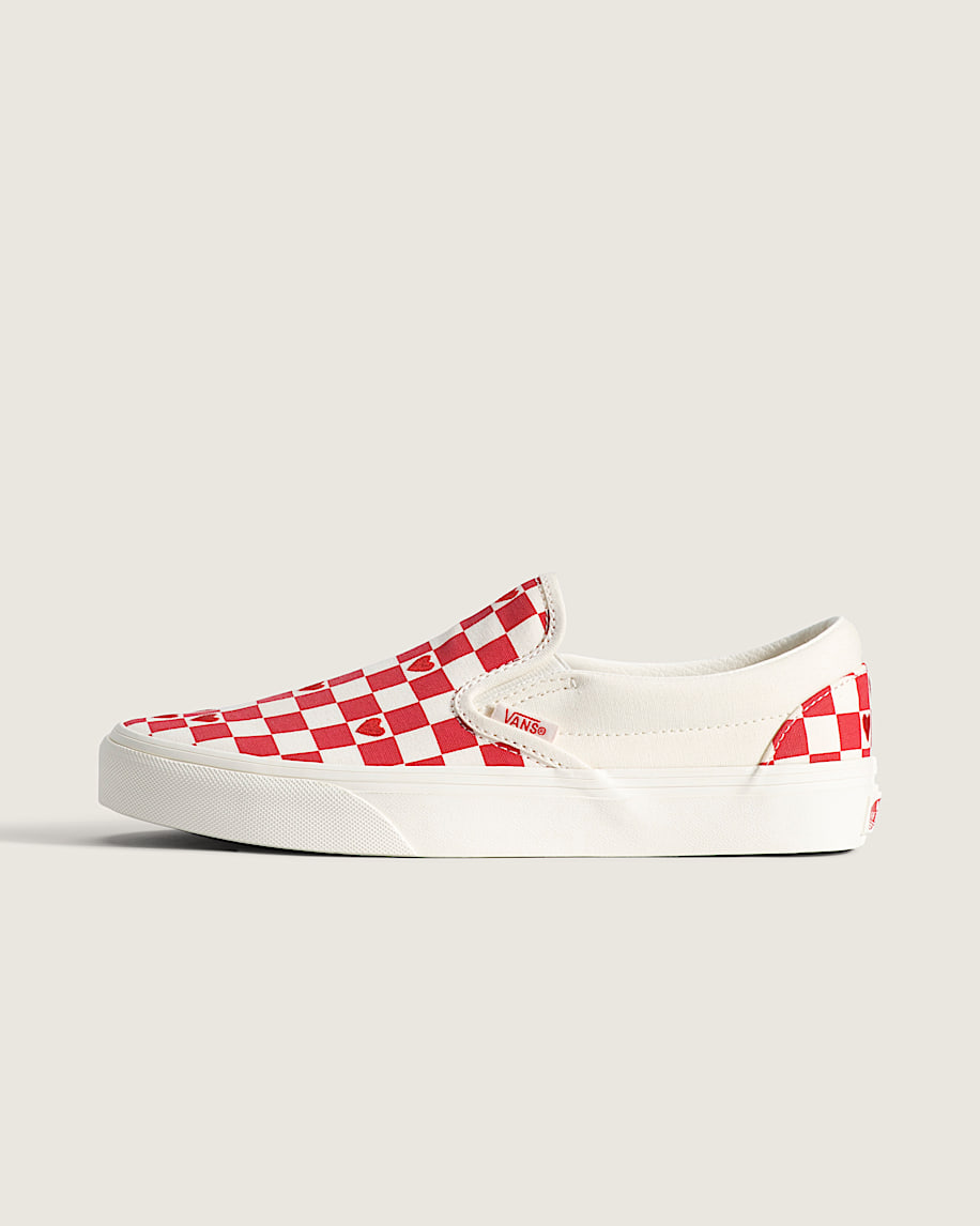 klassischer schlupfschuh mit schachbrettmuster