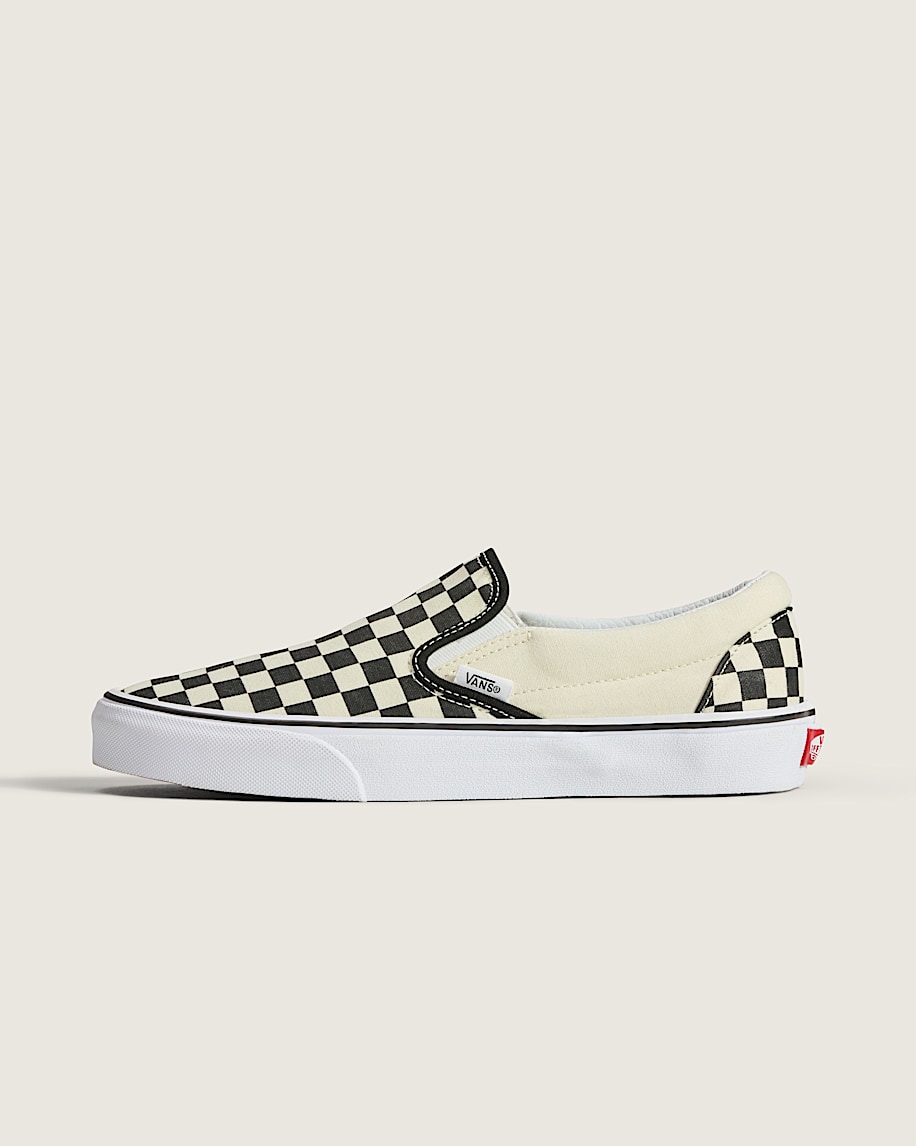 klassischer schlupfschuh mit schachbrettmuster