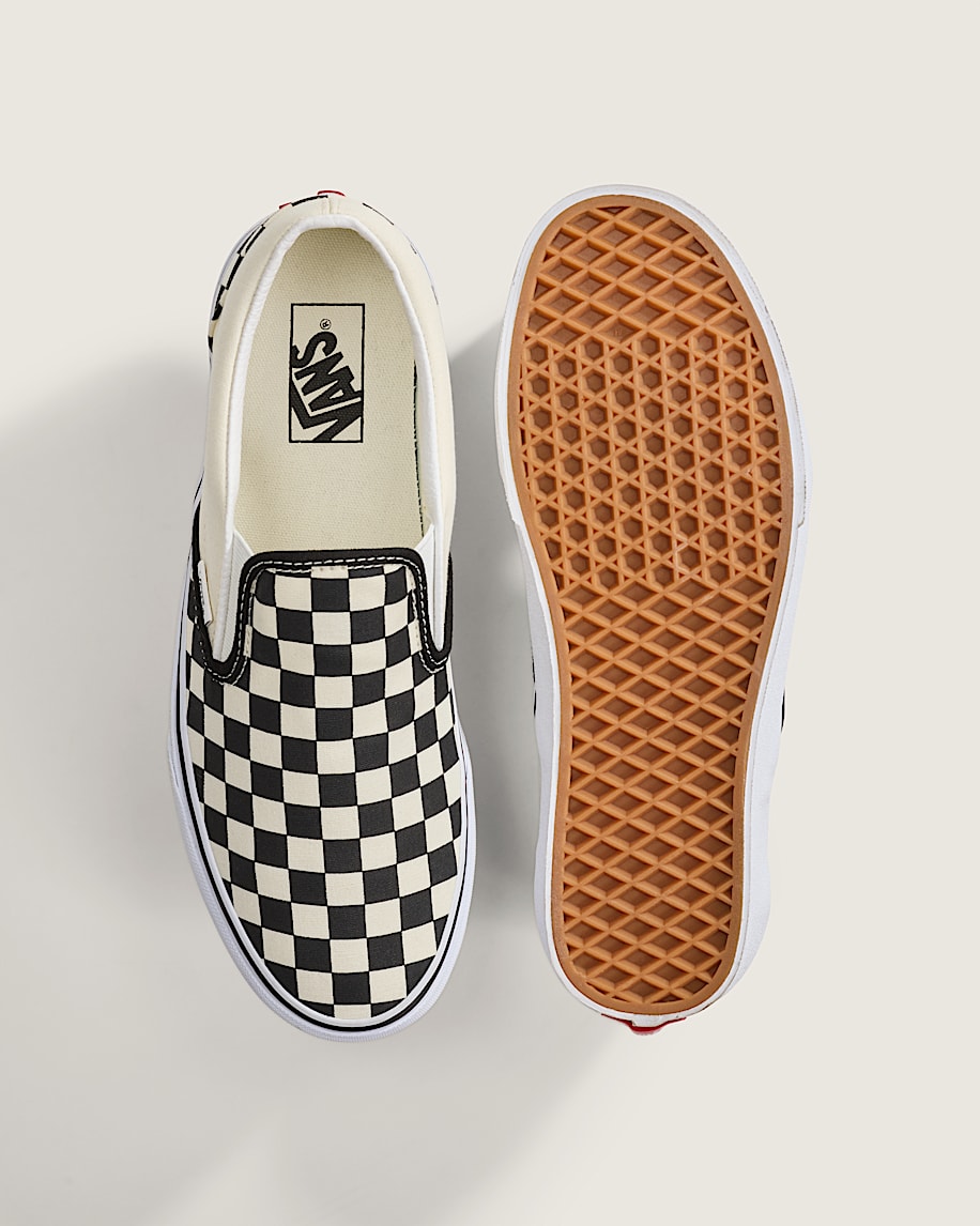 klassischer schlupfschuh mit schachbrettmuster