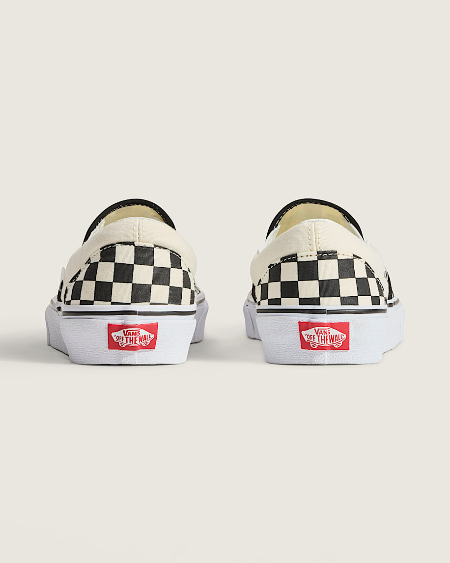 klassischer schlupfschuh mit schachbrettmuster