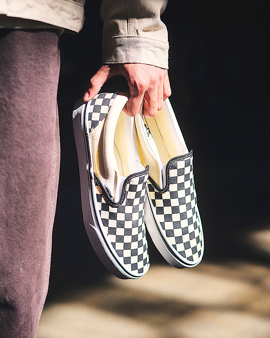 klassischer schlupfschuh mit schachbrettmuster