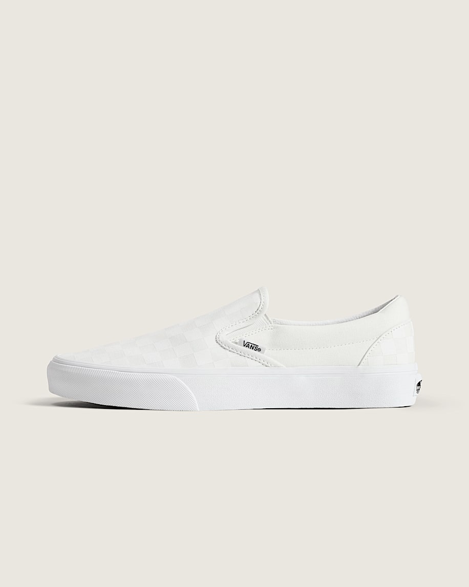 klassischer schlupfschuh mit schachbrettmuster