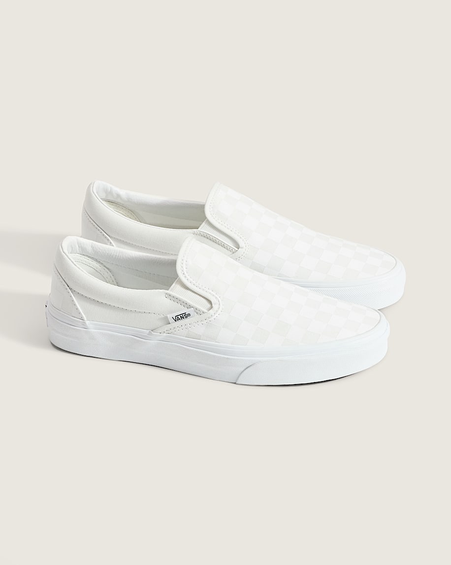 klassischer schlupfschuh mit schachbrettmuster