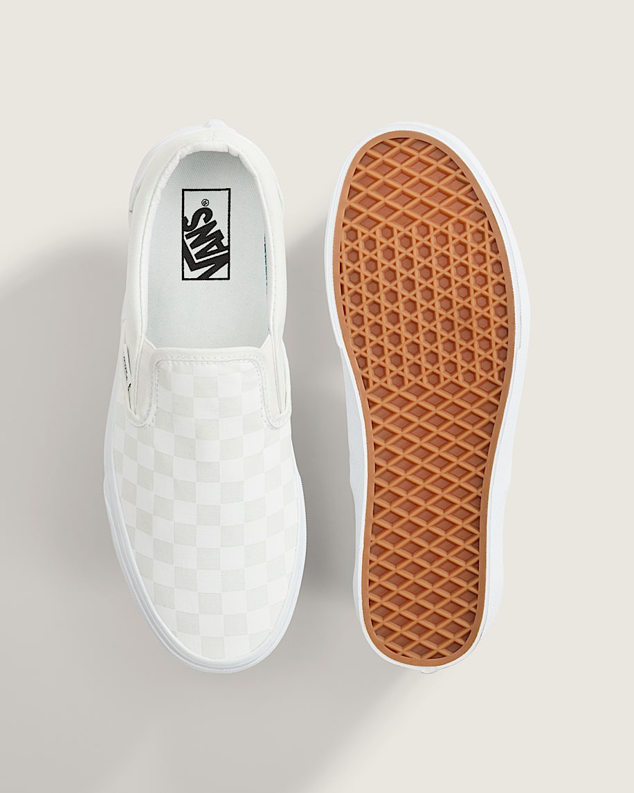 klassischer schlupfschuh mit schachbrettmuster