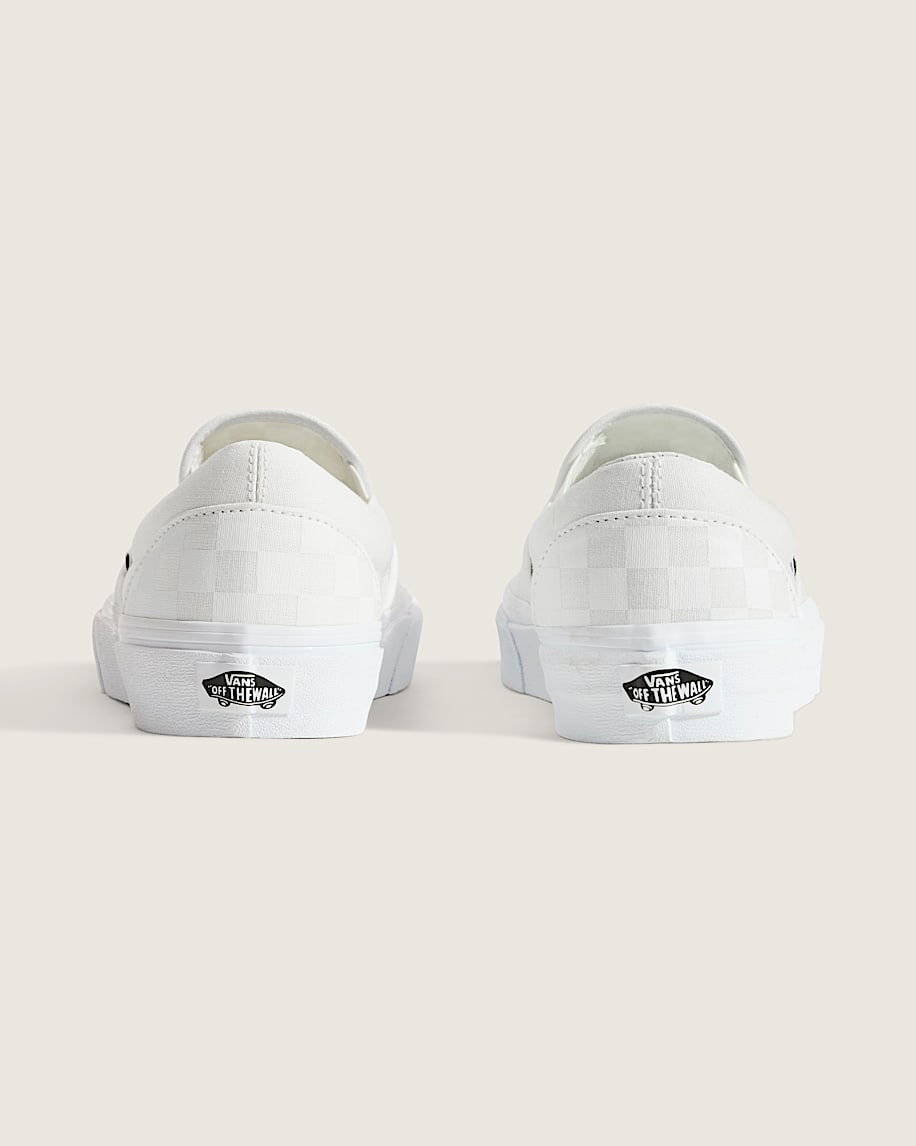 klassischer schlupfschuh mit schachbrettmuster