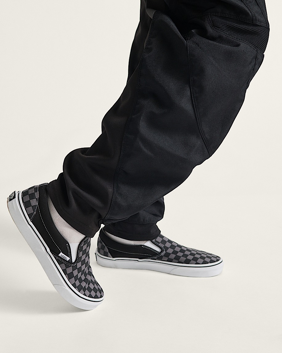 klassischer schlupfschuh mit schachbrettmuster