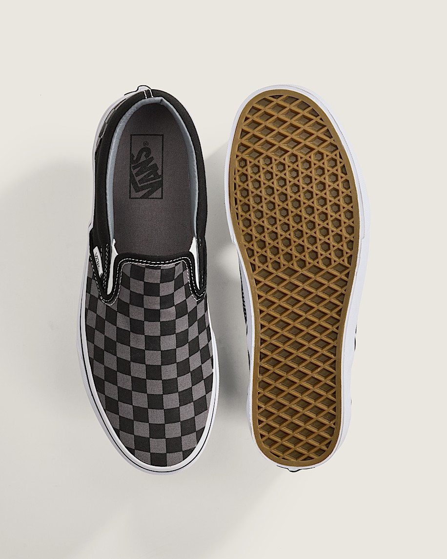 klassischer schlupfschuh mit schachbrettmuster