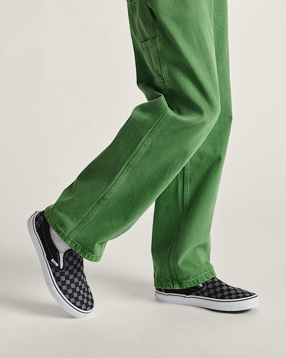 klassischer schlupfschuh mit schachbrettmuster