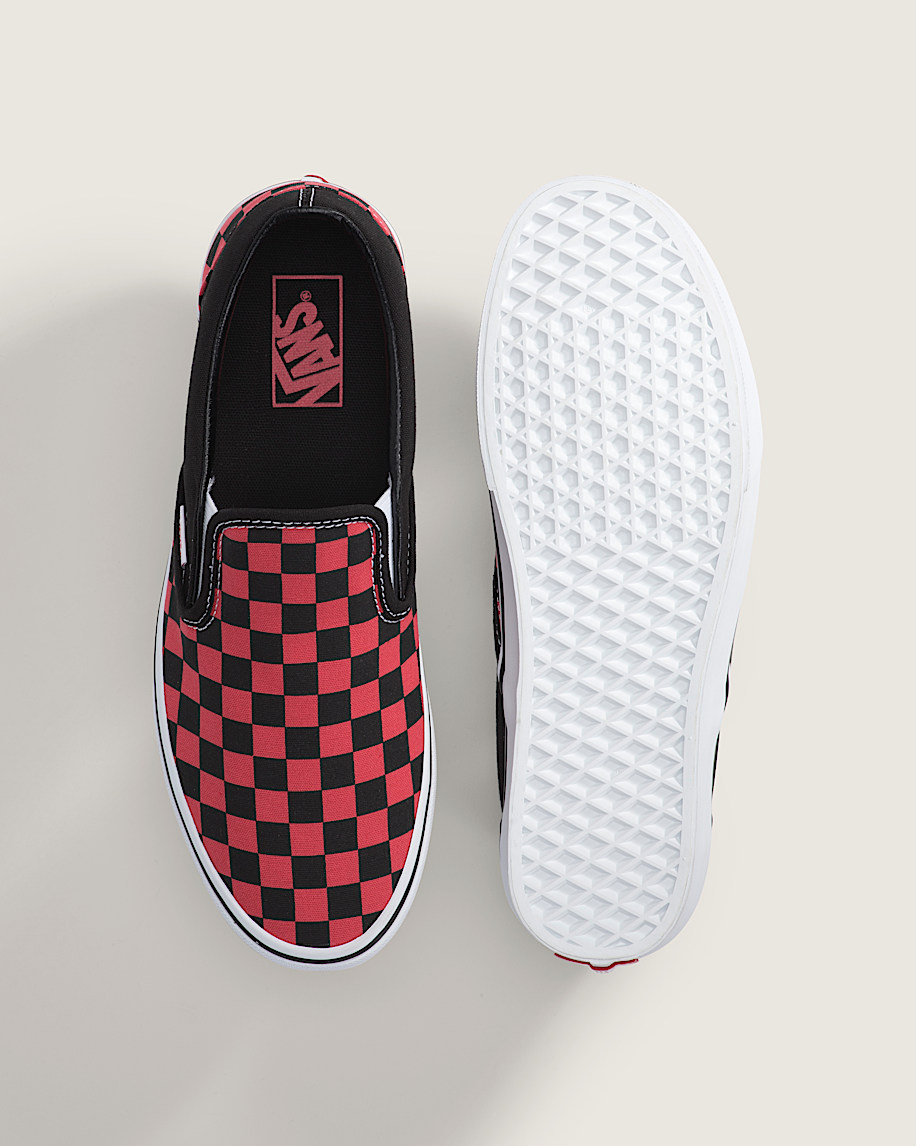 klassischer schlupfschuh mit schachbrettmuster