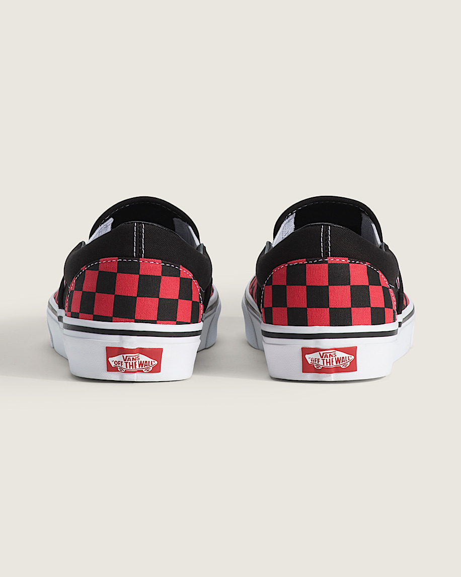 klassischer schlupfschuh mit schachbrettmuster