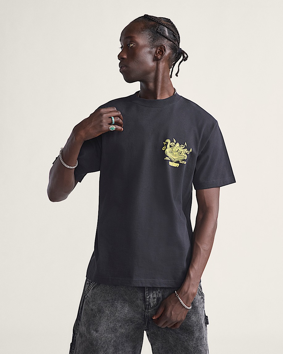 t-shirt mit kratzern auf schallplatten