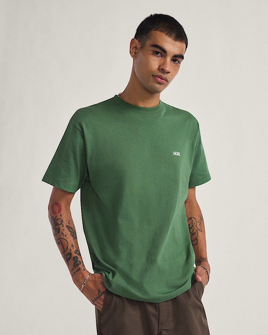 t-shirt mit logo auf der linken brust