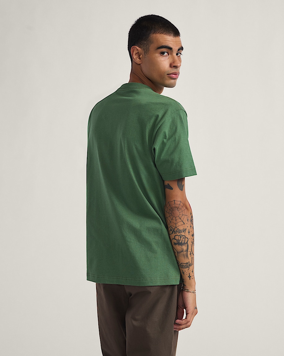 t-shirt mit logo auf der linken brust